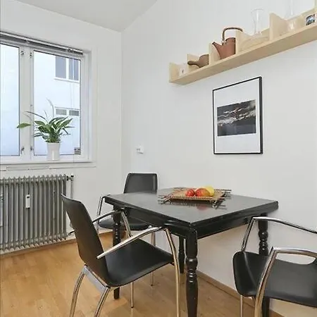 Central - Quiet - 5 Sleeps - No Stairs - Parking!