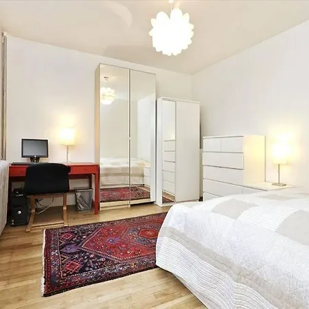 Apartment Central - Quiet - 5 Sleeps - No Stairs - Parking! *