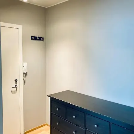 Central - Quiet - 5 Sleeps - No Stairs - Parking! *