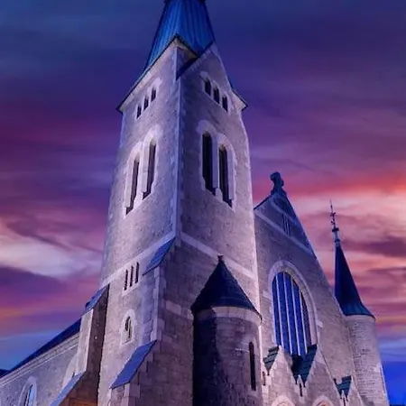 Central - Quiet - 5 Sleeps - No Stairs - Parking! Lägenhet