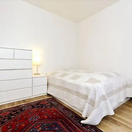 Central - Quiet - 5 Sleeps - No Stairs - Parking! Oslo