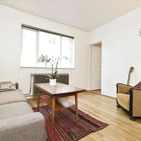 Central - Quiet - 5 Sleeps - No Stairs - Parking! Oslo